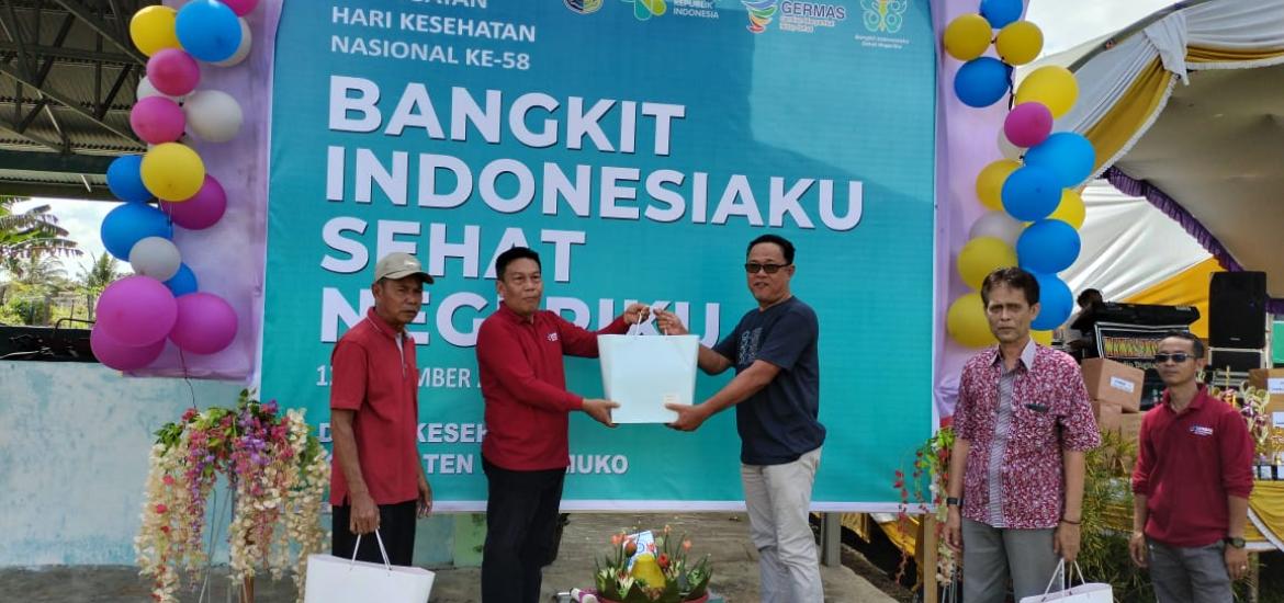 Petugas kesehatan melayani masyarakat Mukomuko di Puskesmas